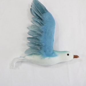 Künstlicher Möwenvogel, hängender Vogel, fliegender Vogel, blauer beflockter und gefiederter Vogel mit Flügeln, falscher Vogel, Kranzvögel, freies USA-Schiff