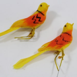 Künstliche Vögel, 2 beflockter und gefiederter Vogel, 2 gelber Vogelkranz Blumenzubehör, 2 künstlicher Vogel kleiner gefiederter Vogel Lot 261 Kostenloser USA-Schiff