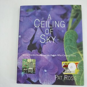 以下が含まれることがあります： 「A Ceiling of Sky」というタイトルの本で、紫色の花の表紙です。本のタイトルは白で、著者の名前であるPat Rossが一番下にあります。表紙には、紫色の花と緑の葉のクローズアップが描かれています。