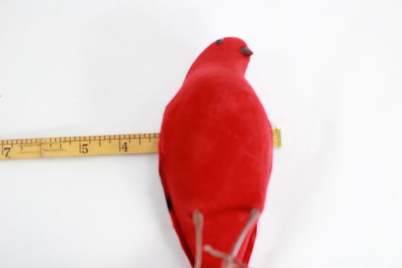 赤い鳥1羽。木製　65cmx14cmx22cm(幅)くちばしからしっぽまでの厚み 人工鳥、羽根付き鳥、長い尾を持つ鳥、赤い鳥、花輪型鳥かご、長さ14