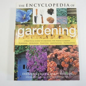 以下が含まれることがあります： 「The Encyclopedia of Gardening」というタイトルの園芸本。花、道具、土の画像が掲載されています。表紙には大きな白い文字でタイトルと「A Practical Guide to Creating the Perfect Garden」というサブタイトルが書かれています。