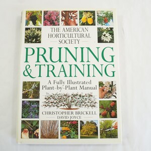 Puede incluir: Un libro titulado "Poda y entrenamiento: Una guía ilustrada planta por planta" de Christopher Brickell y David Joyce. La portada del libro presenta una variedad de ilustraciones coloridas de plantas y flores.