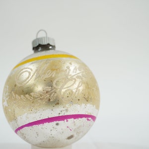 Vintage Weihnachtsverzierung glänzende Brite Merkurglaskugel, frohe Weihnachtskugel, 2 1/2 &quot;D rosa gelbes Verzierungsbild Lot M61 KOSTENLOSES USA-Schiff