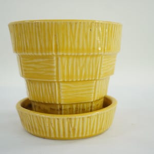 McCoy Pottery, Mid-Century Pottery, Yellow Basket Weave Pattern Planter, MCM Planter Geometric Design, Yellow McCoy, 4 1/4"  Free USA Ship