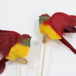 Künstliche Vögel, 2 gefiederte Vögel, purpurgelbe Vögel auf Stöcken, Filz- und Federvögel, Blumenschmuck Finch Style Birds Free USA Ship