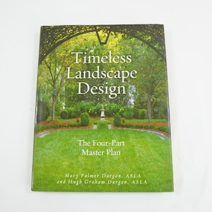 以下が含まれることがあります： 「Timeless Landscape Design」というタイトルの本で、庭の風景が描かれた緑色の表紙です。「The Four-Part Master Plan」と著者の名前がテキストに含まれています。表紙の画像は、緑豊かな芝生と木々を示しています。