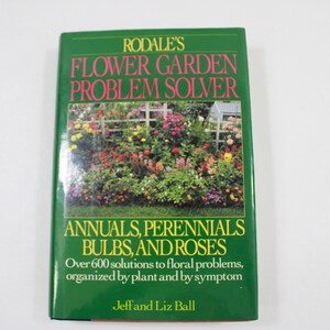 以下が含まれることがあります： 「Rodale's Flower Garden Problem Solver」というタイトルの緑色の本で、「Annuals, Perennials, Bulbs, and Roses」という副題が付いています。表紙にはカラフルな庭の風景が描かれています。この本は、600以上の花のトラブルに対する解決策を約束しています。