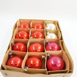 Adornos navideños vintage, 12 bolas de cristal, fabricados en Polonia, 12 MCM, adornos de cristal rojo y plateado, 6 cm de diámetro, bolas para árbol, lote BB159. Envío gratuito a EE. UU.