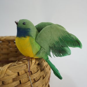 Künstlicher Vogel, gefiederter Vogel, kleiner grüner gelber Vogel, Filz- und Federvogel, Baumschmuck aus natürlichem Kranz, Fink-Art-Vogel, freies USA-Schiff