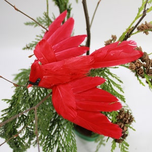 Künstlicher Vogel, gefiederter Vogel, fliegender Kardinal, roter offener Flügelvogel für Kränze Tischdekoration Blumenarrangements, Kardinal freies USA-Schiff