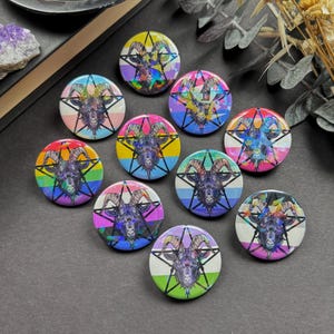 Bouton holographique noir Drapeau Philip Pride / 37 mm / 1,46 pouces / Épingle de bouton Pentagramme Witchy Pride