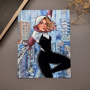 Puede incluir: Una ilustración digital de una mujer con un traje blanco y negro con detalles rojos, balanceándose en el horizonte de una ciudad. Lleva una chaqueta blanca con capucha con un símbolo de araña roja en el brazo. El fondo es una pintura de acuarela de una ciudad.