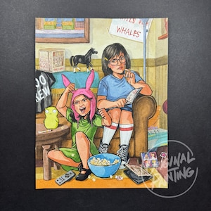 Könnte beinhalten: Aquarellillustration von zwei Zeichentrickfiguren aus der Zeichentrickserie Bob's Burgers. Eine Figur trägt einen rosa Hasenohrhut und ein grünes Kleid, die andere trägt eine Brille und ein blaues Hemd. Eine Schüssel Popcorn steht vor ihnen.