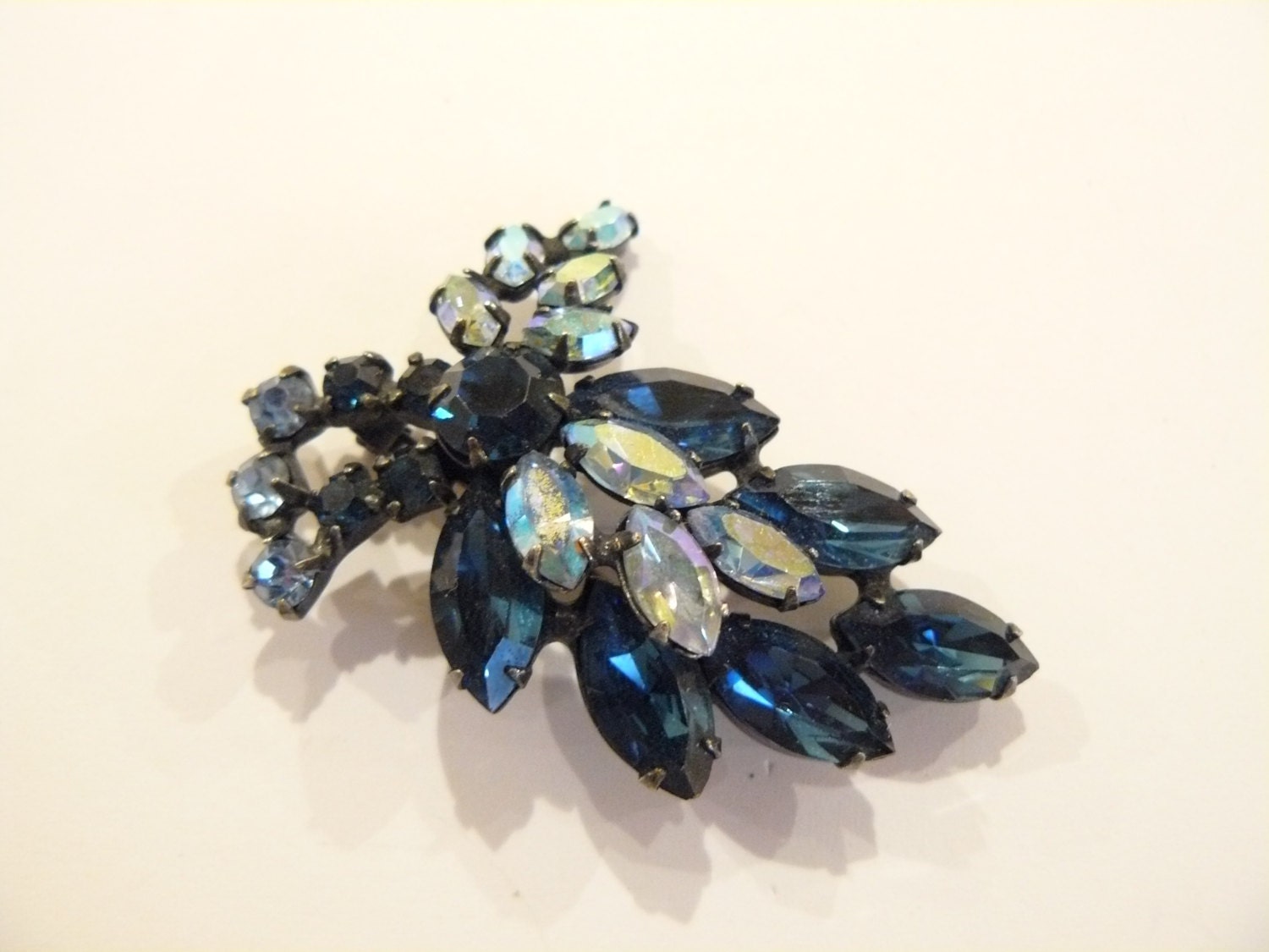 Montana 【ブローチ】抽象的デザイン Beautiful Glittering Vintage Montana Blue & AB Rhinestone Brooch