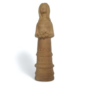 Irma Yourstone wysoka ceramiczna figurka z terakoty rzeźba dziewczyna w sukience z kwiatami Szwecja lata 60.