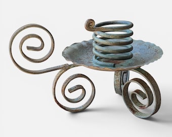 Candelabro de hierro forjado con espiral de hierro oxidado y pátina verde, Suecia, mediados del siglo XX.