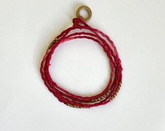 Pulsera red wrap con cuentas de cobre. Joyería de seda. Teñido a mano. Pulsera de seda. Pulsera de la Amistad. Cobre. Pulsera Roja. Joyería de fibra