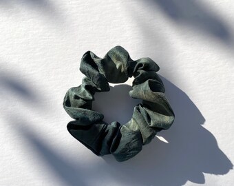 Scrunchie de seda de enebro de todos los días. Teñido a mano. Shibori. Scrunchie de seda. Pequeño Scrunchie. Accesorio para el cabello. Cerceta. Cero residuos. Moda Sostenible.
