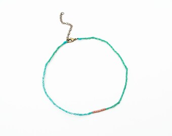Gargantilla verde con cuentas de cobre. Joyería de fibra. Collar de seda. Gargantilla de seda. Teñido a mano. Gargantilla de tela. Regalo para ella. Artesanal. Cobre verde.