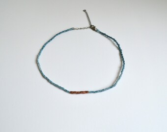 Gargantilla de color verde azulado claro / gris con cuentas de cobre. Joyería de fibra. Collar de seda. Gargantilla de seda. Teñido a mano. Tinte natural. Gargantilla de tela. Regalo para ella.