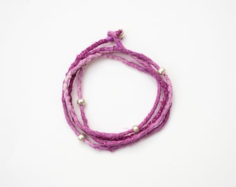 Pulsera de envoltura de fucsia con cuentas de plata de ley. Pulsera de seda. Pulsera de amistad. Seda Fuchsia. Joyería de fibra. Regalos para ella. Teñido a mano.