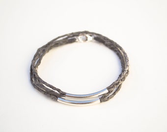 Pulsera de envoltura gris carbón con cuentas de tubo de plata. Joyería de seda. Teñido a mano. Pulsera de seda. Regalos para ella. Pulsera de amistad. Gris. Plata