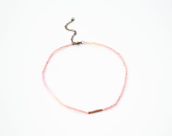 Gargantilla de melocotón con cuentas de cobre. Joyería de fibra. Collar de seda. Gargantilla de seda. Teñido a mano. Seda de melocotón. Gargantilla de tela. Regalo para ella. Rosa. Shibori