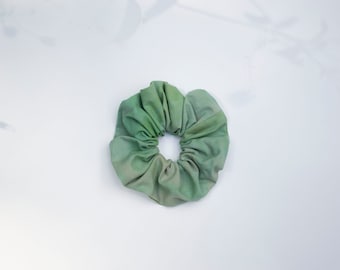 Jumbo Sage Green Cotton Scrunchie. Teñido a mano. Shibori. Scrunchie de algodón. Gran Scrunchie. Scrunchie de gran tamaño. Accesorios para el cabello. Verde.
