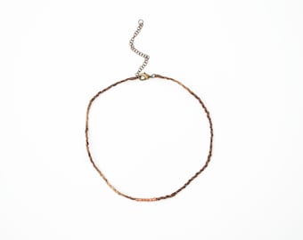 Gargantilla de nogal con cuentas de cobre. Joyería de fibra. Collar de seda. Gargantilla de seda. Teñido a mano. Tinte natural. Gargantilla de tela. Regalo para ella. Marrón.