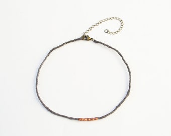 Gargantilla gris carbón con cuentas de cobre. Joyería de fibra. Collar de seda. Gargantilla de seda. Teñido a mano. Tinte natural. Gargantilla de tela. Regalo para ella.