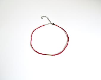 Gargantilla roja con pequeñas cuentas de latón. Joyería de tela. Joyería de fibra. Gargantilla de tela. Teñido a mano. Collar de seda. Gargantilla de oro. Latón. Delicado
