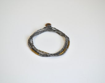 Pulsera de envoltura gris con cuentas de latón. Joyería de seda. Teñido a mano. Seda. Pulsera de la Amistad. Cuentas de latón. Rosado. Oro. Joyería de fibra. Tinte natural