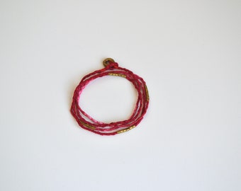 Pulsera Red Wrap con cuentas de latón. Joyería de seda. Teñido a mano. Seda. Pulsera de la Amistad. Cuentas de latón. Tinte natural. Oro. Joyería de fibra.