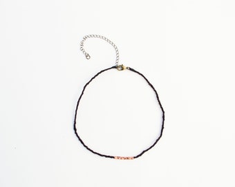 Gargantilla negra con cuentas de cobre. Joyería de fibra. Collar de seda. Gargantilla de seda. Teñido a mano. Tinte natural. Gargantilla de tela. Regalo para ella. Gargantilla negra