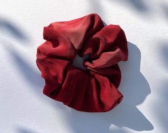 Jumbo Ruby Silk Scrunchie. Teñido a mano. Shibori. Scrunchie de seda. Gran Scrunchie. Scrunchie de gran tamaño. Rojo. Accesorio para el cabello. Sin desperdicio.