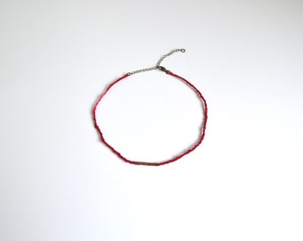 Gargantilla roja con cuentas de cobre. Joyería de fibra. Collar de seda. Gargantilla de seda. Teñido a mano. Gargantilla de tela. Collar rojo. Delicada gargantilla. Delicado.