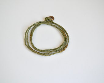 Pulsera de envoltura verde oliva con cuentas de latón. Joyería de seda. Handdyed. Seda. Pulsera de la Amistad. Cuentas de latón. Tinte natural. Oro. Joyería de fibra