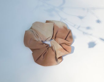 Jumbo Toffee Silk Scrunchie. Teñido a mano. Shibori. Scrunchie de seda. Gran Scrunchie. Scrunchie de gran tamaño. Accesorio para el cabello. Marrón. Cero residuos.