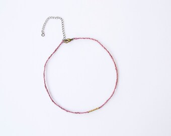 Gargantilla de rosas polvorientas con cuentas de latón. Joyería de fibra. Collar de seda. Gargantilla de seda. Teñido a mano. Tinte natural. Gargantilla de tela. Regalo para ella. rosa.