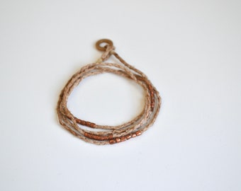 Pulsera de envoltura de nogal con cuentas de cobre. Joyería de seda. Handdyed. Pulsera de seda. Regalo. Pulsera de la Amistad. Cobre. Tinte natural. Joyería de fibra