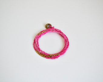 50% de las ganancias a PLANNED PARENTHOOD. Pulsera Hot Pink Wrap con cuentas de latón. Joyería de seda. Teñido a mano. Pulsera de la Amistad. Rosado. Oro.