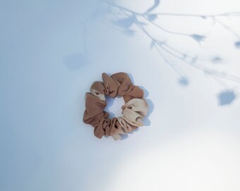 Scrunchie de seda toffee para todos los días. Teñido a mano. Shibori. Coletero de seda. Coletero pequeño. Accesorio para el cabello. Cero desperdicio. Moda Sostenible. Marrón.