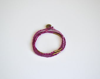 Pulsera Fuchsia Wrap con cuentas de latón. Joyería de seda. Teñido a mano. Seda. Pulsera de la Amistad. Cuentas de latón. Tinte natural. Oro. Joyería de fibra.