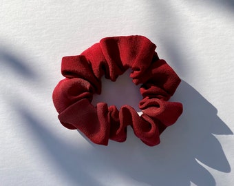 Scrunchie de seda rubí de todos los días. Teñido a mano. Shibori. Scrunchie de seda. Pequeño Scrunchie. Accesorio para el cabello. Rojo. Sin desperdicio. Moda Sostenible.