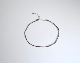 Gargantilla gris con pequeñas cuentas de latón. Joyería de tela. Joyería de fibra. Gargantilla de tela. Teñido a mano. Collar de seda. Gargantilla de oro. Latón. Delicado