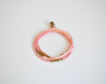 Pulsera De envoltura de melocotón con cuentas de latón. Joyería de seda. Teñido a mano. Seda. Pulsera de la Amistad. Cuentas de latón. Rosado. Oro. Joyería de fibra.