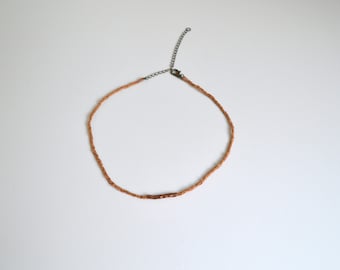 Gargantilla bronceada con cuentas de cobre. Joyería de fibra. Collar de seda. Gargantilla de seda. Teñido a mano. Tinte natural. Gargantilla de tela. Regalo para ella. Delicado.