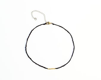Gargantilla negra con cuentas de latón. Joyería de fibra. Collar de seda. Gargantilla de seda. Teñido a mano. Tinte natural. Gargantilla de tela. Regalo para ella. Gargantilla negra.