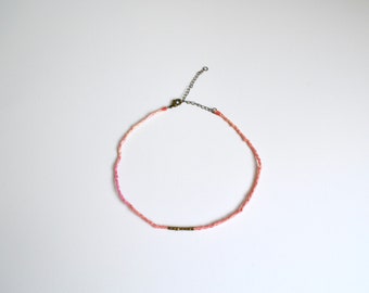 Gargantilla de melocotón con pequeñas cuentas de latón. Joyería de tela. Joyería de fibra. Gargantilla de tela. Teñido a mano. Collar de seda. Gargantilla de oro. Latón. Delicado