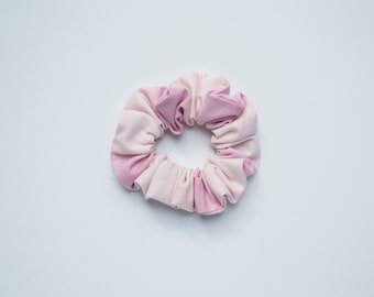 Todos los días algodón rosa Scrunchie. Teñido a mano. Shibori. Scrunchie de algodón. Pequeña Scrunchie. Accesorios para el cabello. Tinte de corbata. Scrunchie rosa. Regalo.